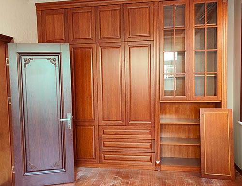 丰泽中式家庭装修里定制的实木衣柜效果图